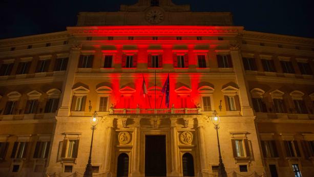 Montecitorio illuminato di rosso